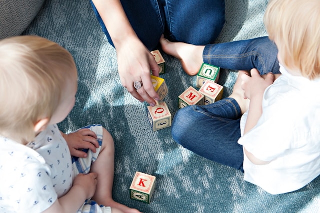 des enfants qui jouent