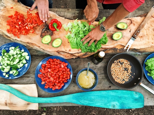 Personnes faisant de la cuisine à la maison