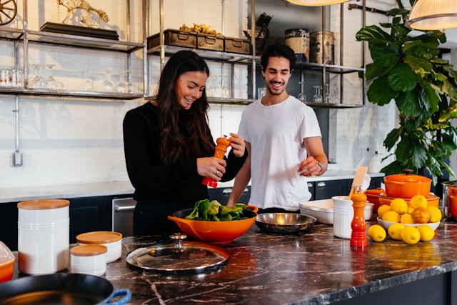 Couple en train de faire la cuisine