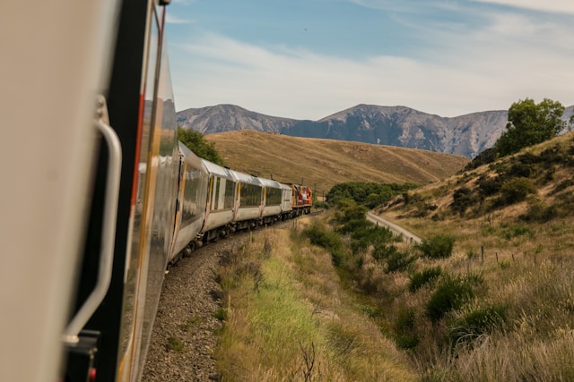 Un train qui roule dans la nature