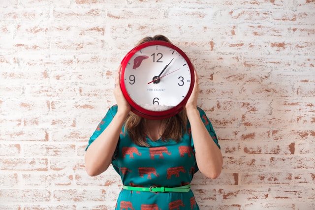 personne qui tient une horloge